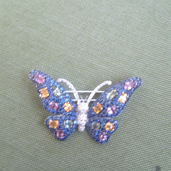 Jewelry - 18k white gold diamond butterfly brooch